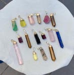 Verzameling hangers van verschillende mineralen: kunziet,, Verzamelen