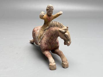 Oud Chinees, Tang-dynastie Keramiek Paard en ruiter - 24 cm