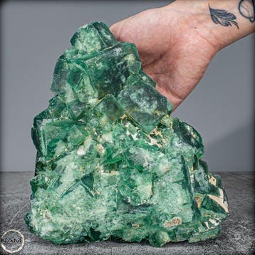 Natuurlijke fluoriet-kristalclusters uit Madagaskar. van
