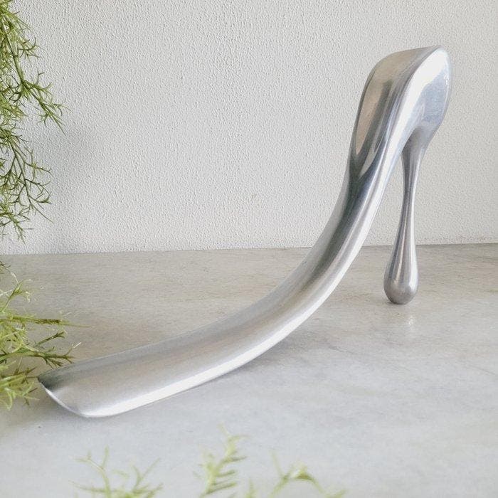 Manolo Blahnik, Habitat, 2004, Schoenlepel & Kunstwerk -, Antiquités & Art, Antiquités | Meubles | Chaises & Canapés