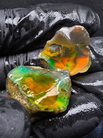 57cts Crystal Opal Specimen Ruw- 11 g - (2)
