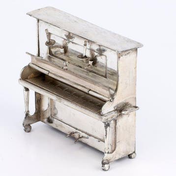 H. Hooijkaas. - Beeldje - Miniatuur piano. - .835 zilver