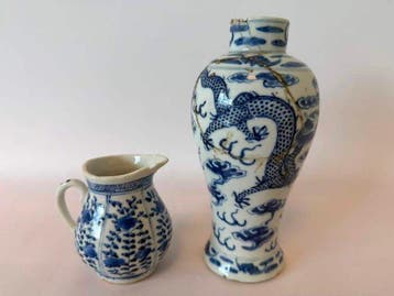 Een blauw-witte Draak vaas en Bloem melkkan uit de late