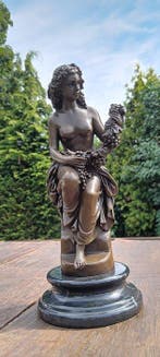 Sculpture, druiven vrouw - 28 cm - bronze et marbre