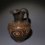 Oud-Grieks, Magna Graecia Aardewerk Oinochoe. 11 cm hoog.