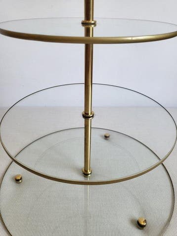 Présentoir à trois niveaux en verre et métal doré -