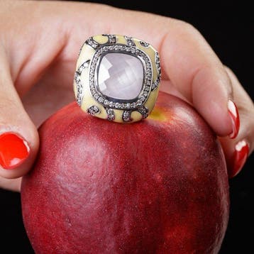 Ring sculptuur in verzilverd emaille met kristal - Hoogte: