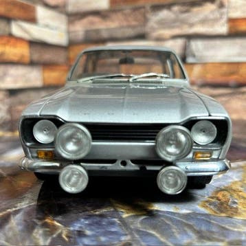 Minichamps 1:18 - Voiture miniature - Minichamps 1:18 Ford, Hobby en Vrije tijd, Nieuw