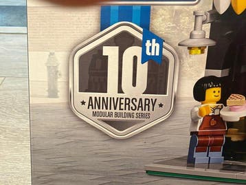 Lego Set - 10255 - Creator Expert - Assembly Square