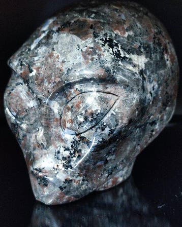 Magique 1.228 Kg Yooperlite Crâne - Hand Carved Alien Skull