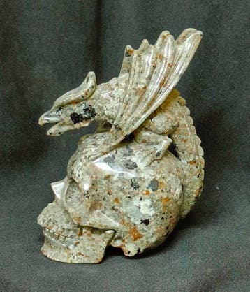 Drakensculptuur op schedel, met de hand uitgehouwen in, Verzamelen, Mineralen en Fossielen