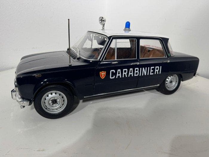 CARABINIERI 1:8 - Model sportwagen - Alfa Romeo Giulia Super, Hobby & Loisirs créatifs, Voitures miniatures | 1:5 à 1:12