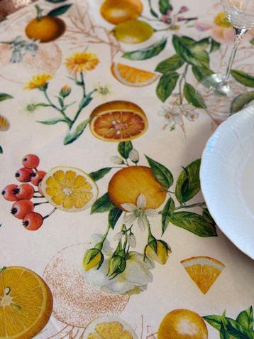 Elegante tafelkleed voor grote diners aan de Amalfikust met