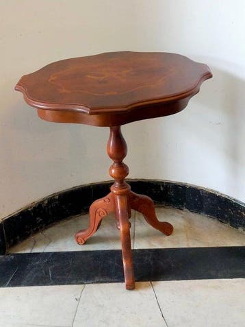 Eleganter Beistelltisch mit Intarsien – Vintage Dreifuß