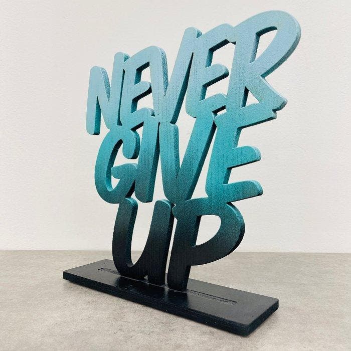 AIIROH - Wood Sculpture - Never Give Up, Antiek en Kunst, Kunst | Designobjecten