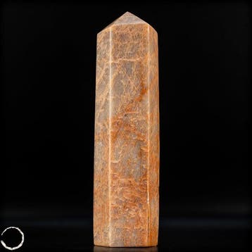 Majestueus perzik-maansteen obelisk – een symbool van kracht