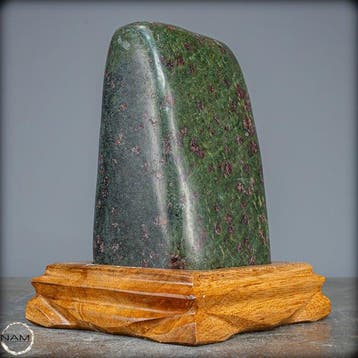 Zeldzame natuurlijke almandijn-garnet in serpentijn Vrije