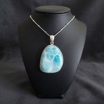 Uitzonderlijk stuk. Natuurlijke Larimar. Zetting op massief