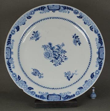 Qianlong (1735-1796) - Assiette - Peonies, Buddha Hands and