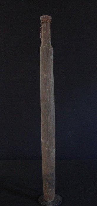 Ancienne massue-épée des Boiken, avec une boucle en fibre