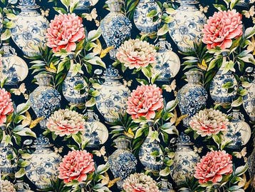 Stof Chinoiserie Luxe met pioenrozen en blauw porselein –