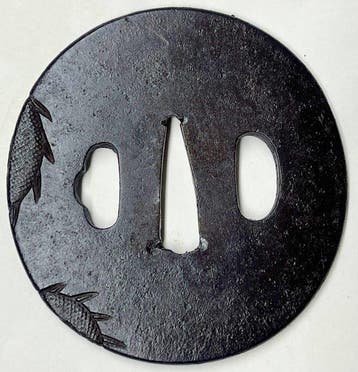 Sign. () () tsuba met motief van vliegende draak -