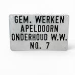 Lot van drie Nederlandse geperste metalen borden,