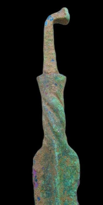 West-Aziatisch Oud bronzen speerpunt, met een gedraaide