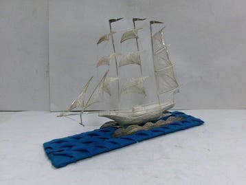 Plateau plat - Argent, Un voilier en argent filigrané., Antiquités & Art
