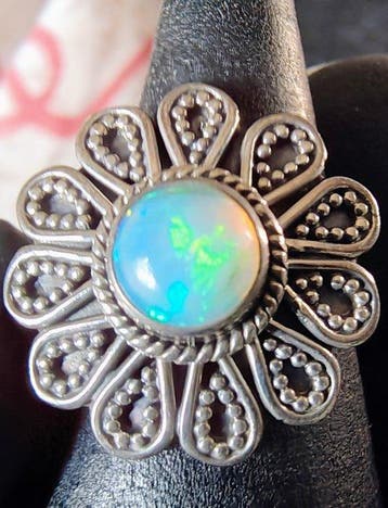 Ring van 925 zilver met natuurlijke Ethiopische Welo-opaal,