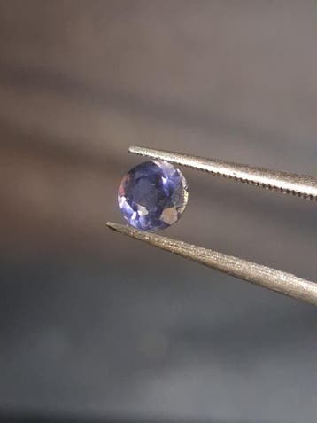 Natural Iolite - 0.474 ct - round - unheated - bluish violet, Handtassen en Accessoires, Edelstenen, Verzenden, Nieuw