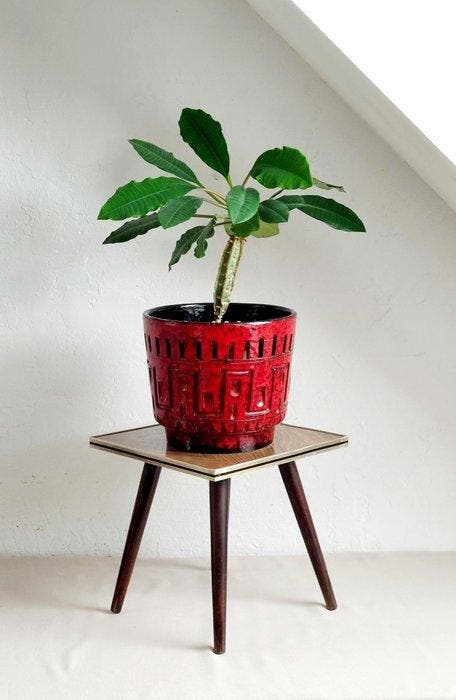 Bijzettafel - Hout, formica, Keramiek - Een bijzettafel met, Antiek en Kunst, Kunst | Designobjecten