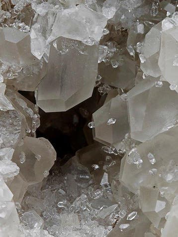 Zeldzame geode van celestiet en kwarts, fluorescerend,