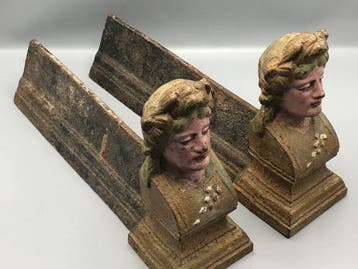 Vuurbok (2) - gietijzer - Haardijzers met polychromie