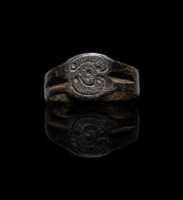 Middeleeuwen, kruisvaardersperiode Bronzen ring met een
