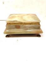 Sieradendoos - Sieradenkistje van albast, geplaatst op