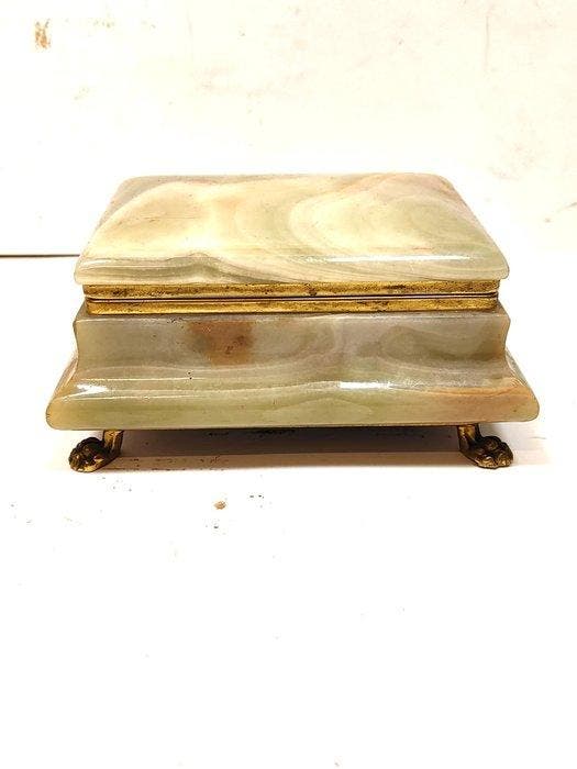 Sieradendoos - Sieradenkistje van albast, geplaatst op, Antiquités & Art, Curiosités & Brocante