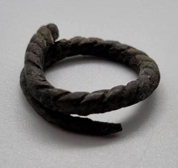 Middeleeuws Brons Vikingtijd verwrongerde ring (Zonder