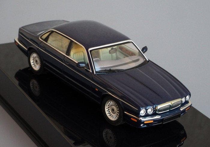Autoart, Minichamps 1:43 - Modelauto (2) - Jaguar XJ8; Opel, Hobby en Vrije tijd, Modelauto's | 1:5 tot 1:12