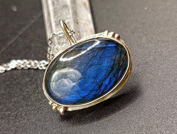 Bijou Galatea artisanal en argent 925 avec labradorite