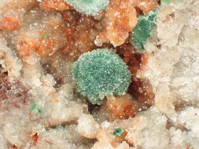 Gratis verzending! Malachiet in bolvorm met kwarts, Verzamelen, Mineralen en Fossielen