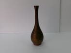 Vase en bronze à col de grue. Vase pour une seule fleur. -