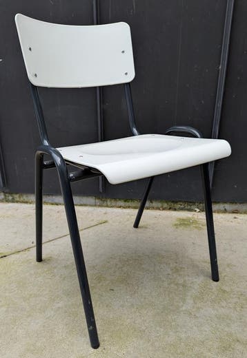 stapelbare stoelen - metaal en kunststof (9 stuks), Huis en Inrichting, Stoelen, Ophalen, Zo goed als nieuw, Kunststof, Vijf, Zes of meer stoelen