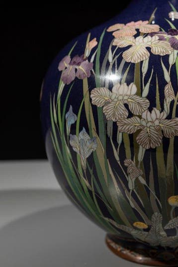 Vase - Émail, Un élégant vase cloisonné représentant une