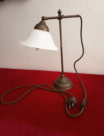 Vintage Schreibtischlampe aus Messing mit Opalglasschirm,