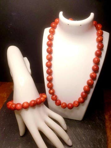Red Grass Coral ook bekend als Oxblood Coral, 12 mm kralen -