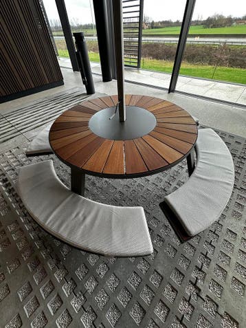Extremis Gargantua tuintafel picknicktafel + Inumbra parasol, Zo goed als nieuw, Rond, Aluminium