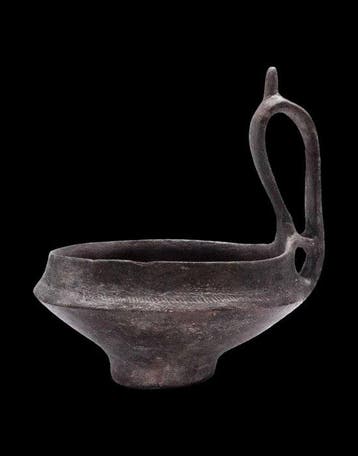 Etruscan - Kyathos villanovien in impasto - anse boven een
