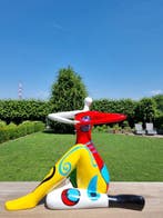 sculptuur, A seated pop art figure - 50 cm - Optical fiber