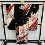 Vintage zwarte zijde furisode – Levendige bloemendruk op een